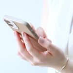 スマホを操作する女性