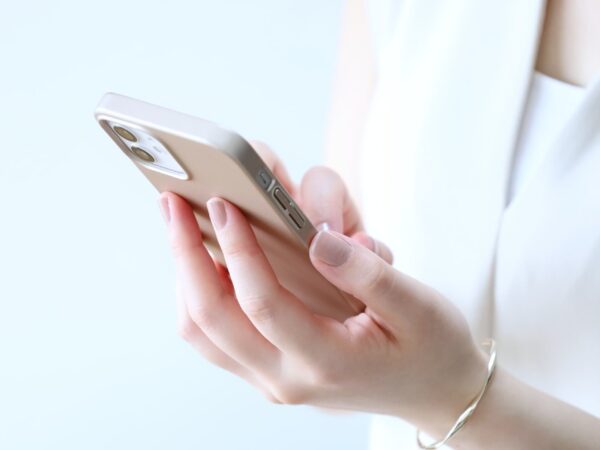 スマホを操作する女性