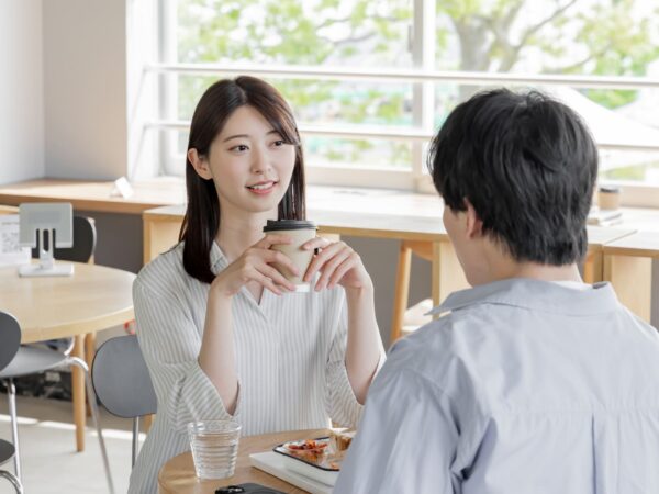 男女　カフェ