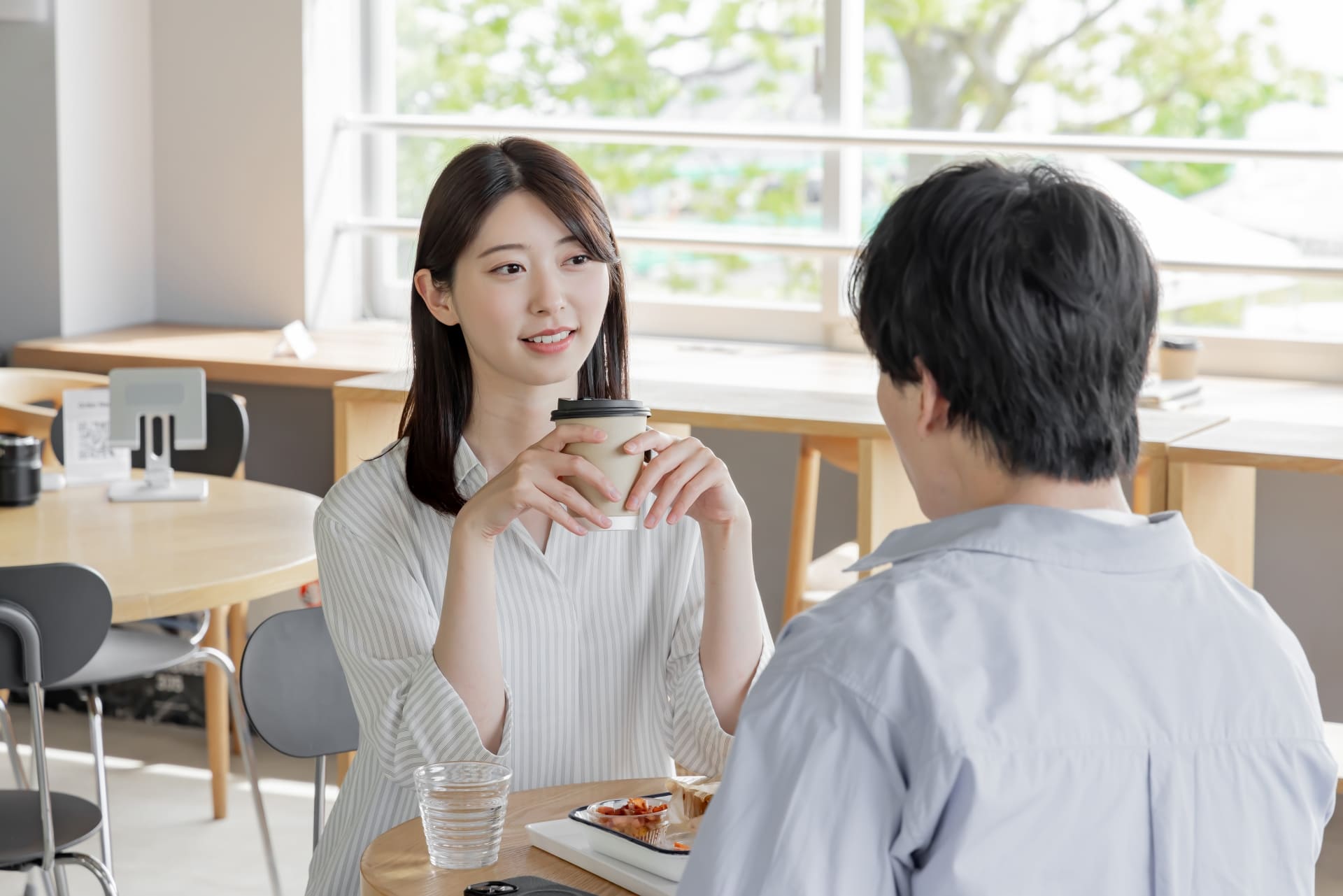 男女　カフェ